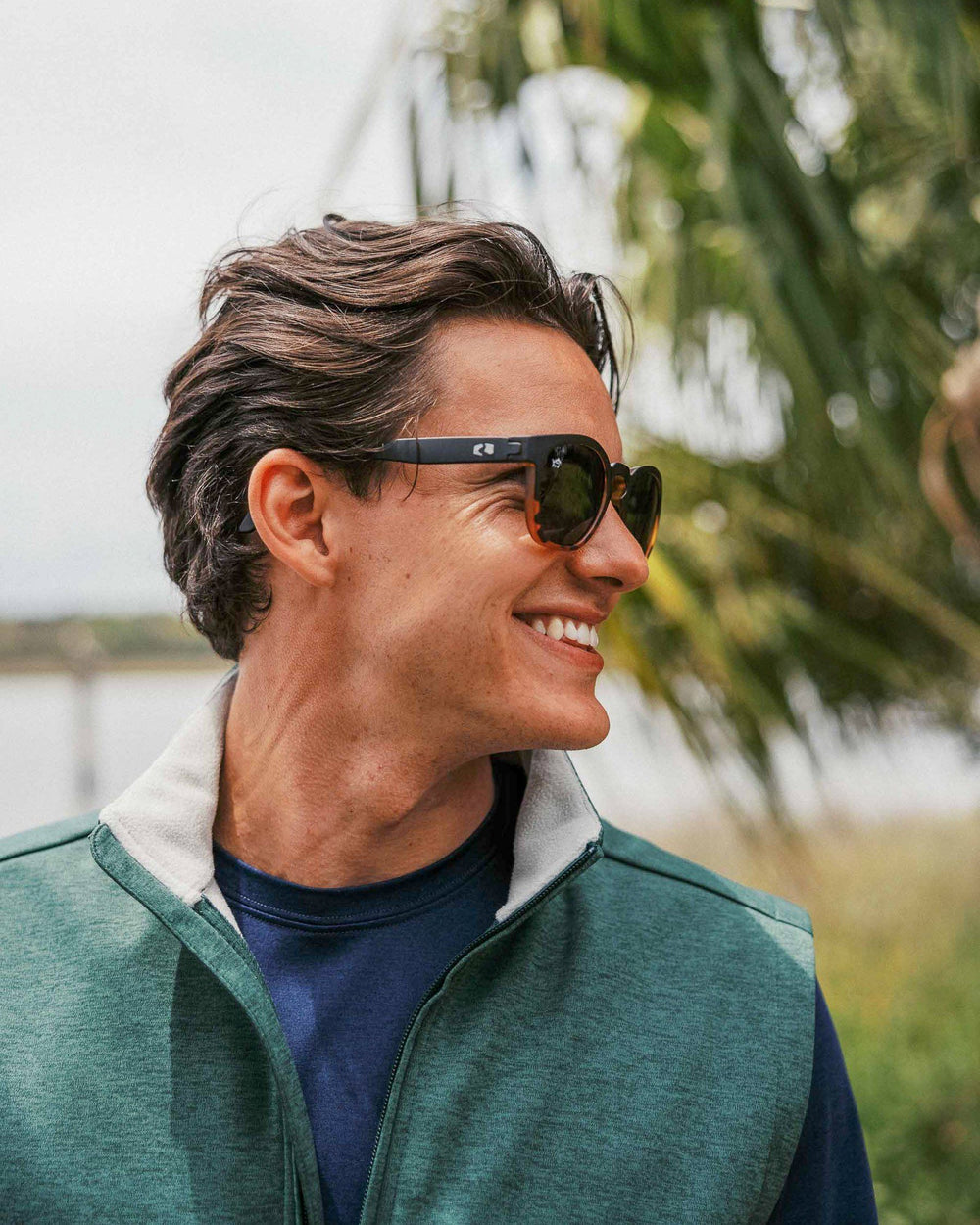 The lifestyle view of the Rheos Seabrooks Sunglasses by Southern Tide - Sandbar Gunmetal